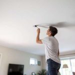 La technique rapide des bricoleurs pour faire disparaître une fissure au plafond sans gros travaux