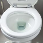 Comment j’ai réussi à décrasser des toilettes impossibles sans un gramme de javel ni bicarbonate : la méthode magique et 100 % naturelle