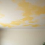 Pourquoi votre plafond jaunit malgré la peinture : l’erreur que font 8 bricoleurs sur 10