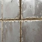 Joints sales dans la salle de bain : comment les rendre propres rapidement