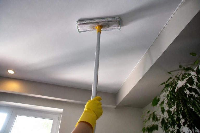 Laver un plafond sans se fatiguer : méthode et astuces
